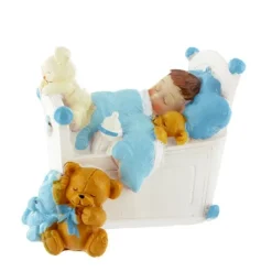 Bébé garçon dans son lit