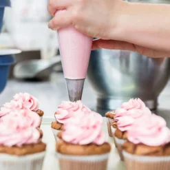Douilles à pâtisserie (x5) et goupillon