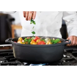 Le Chasseur cocotte ovale avec couvercle noire 35 x 28 cm