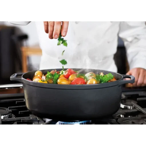 Le Chasseur cocotte ovale avec couvercle noire 17 cm
