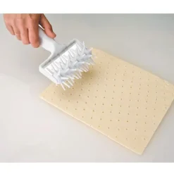 Rouleau pique pâte plastique 12 cm
